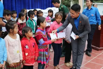 Gõ cửa khắp nơi vận động xây trường cho trẻ vùng cao